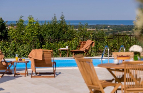 Vardica House | Wonderful private villa with WIFI, A/C, hot tub, private pool, TV, patio, pets allowed and parking