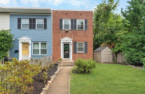 Potomac West House | Wonderful Renovated Townhouse in a Prime Location