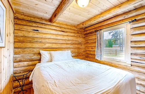 Polebridge Cabin | Wonderful rustic cabin with a full kitchen - near Glacier National Park