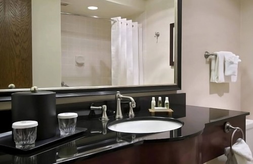 Elko Hotel | Wonderful Stay! 3 Sleek Units, Outdoor Pool, FREE Parking, Pets Allowed!