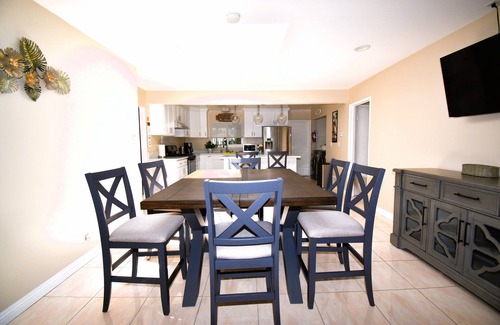 Midway City House | Wonderful stay near Huntington Beach Orange County