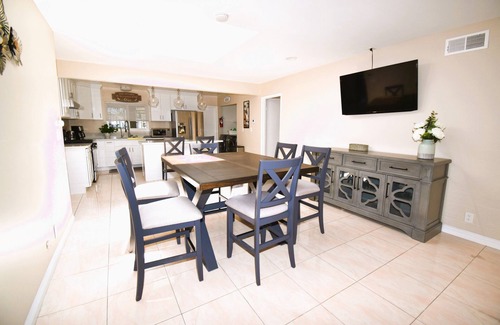 Midway City House | Wonderful stay near Huntington Beach Orange County