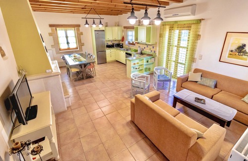 Pikris Villa | Wonderful stonebuild villa with amazing panoramic sea-country views