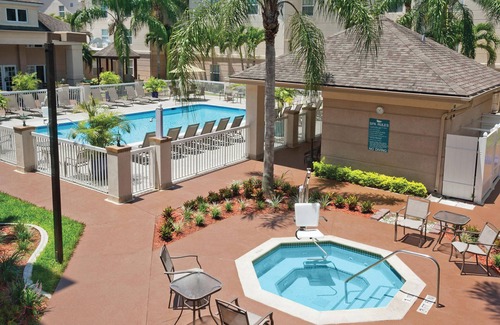 Villas Apartment | Wonderful Vacation Stay! FREE Breakfast and Parking, Near Eagle Ridge Golf Club!