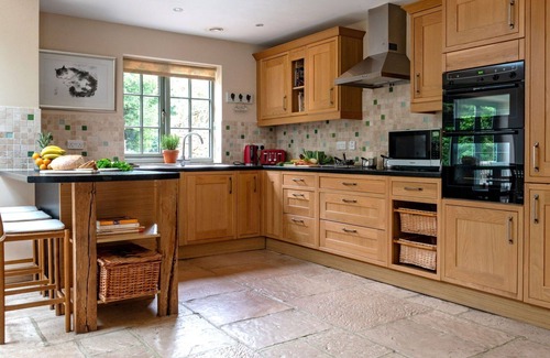 Kingham House | Wonderful villa for 6 people with WIFI, pool and parking