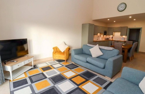 Little Rissington House | Wonderful villa for 6 people with WIFI, hot tub, pets allowed and parking