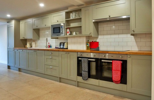 Little Rissington House | Wonderful villa for 6 people with hot tub, WIFI, pets allowed and parking