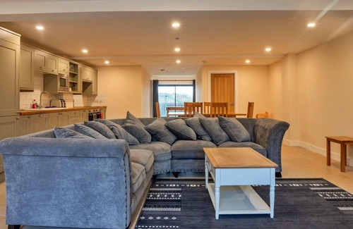 Little Rissington House | Wonderful villa for 6 people with hot tub, WIFI, pets allowed and parking