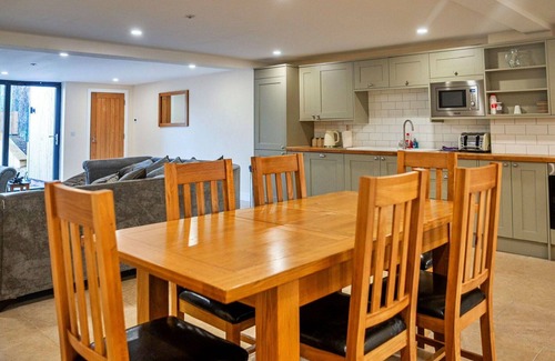Little Rissington House | Wonderful villa for 6 people with hot tub, WIFI, pets allowed and parking