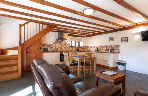 Fivelanes House | Wonderful villa for 2 people with hot tub, WIFI, TV, patio, pets allowed and parking