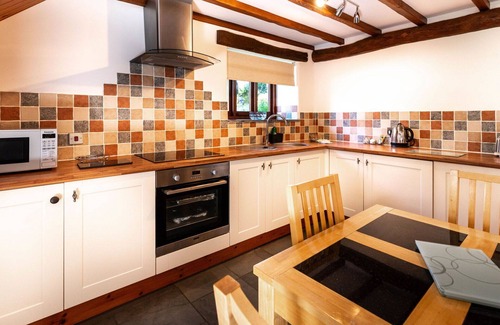 Fivelanes House | Wonderful villa for 2 people with hot tub, WIFI, TV, patio, pets allowed and parking