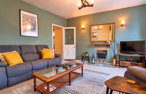 Tideswell House | Wonderful villa for 4 people with WIFI, TV, pets allowed and parking