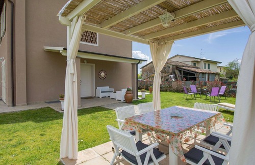 Cascine-La Croce House | Wonderful villa for 6 people with WIFI, A/C, TV, patio, pets allowed and parking