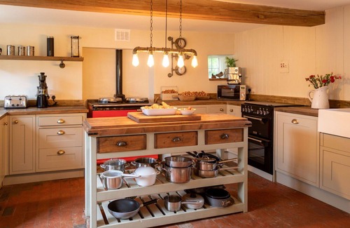Thrapston House | Wonderful villa for 8 guests with WIFI, TV, terrace, pets allowed and parking