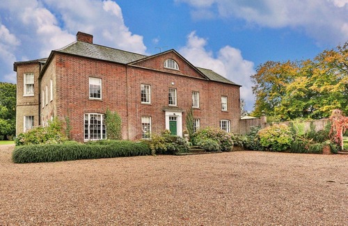 Alkborough House | Wonderful villa for 16 guests with hot tub, WIFI, TV, pets allowed and parking