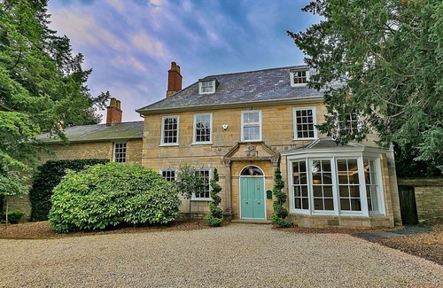 Yardley Gobion House | Wonderful villa for 17 people with hot tub, WIFI, terrace and pets allowed