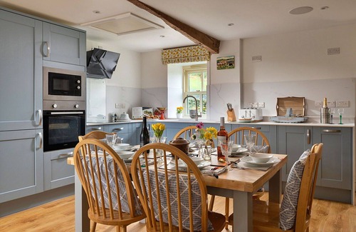 Llandrillo House | Wonderful villa for 4 people with WIFI, hot tub, TV, terrace and parking