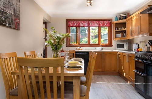 Craven Arms House | Wonderful villa for 2 guests with WIFI, TV and parking