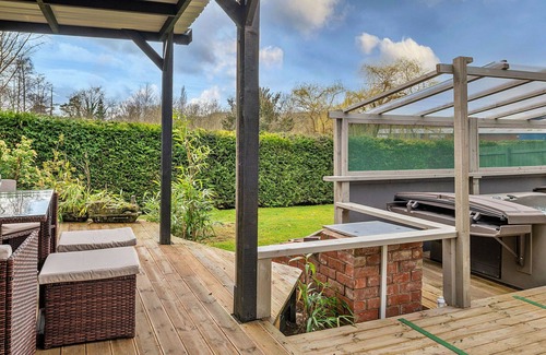 Craven Arms House | Wonderful villa for 2 people with WIFI, hot tub, TV, terrace and parking