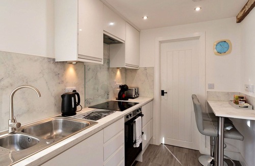 Chilton Foliat House | Wonderful villa for 4 guests with WIFI, terrace, pets allowed and parking
