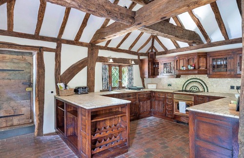 Crawley Down House | Wonderful villa for 6 guests with WIFI, hot tub, TV and parking