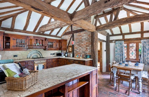 Crawley Down House | Wonderful villa for 6 guests with WIFI, hot tub, TV and parking