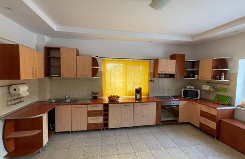 Rasnov Villa | Wonderfull villa in a quiet garden — 5 min from Dino Park and Rasnov Citadelle!