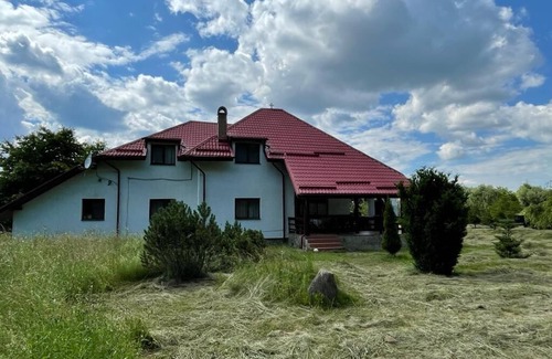 Rasnov Villa | Wonderfull villa in a quiet garden — 5 min from Dino Park and Rasnov Citadelle!