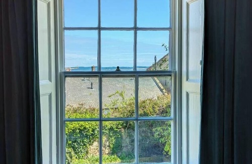 Tweedmouth Cottage | Wonderland Berwick: Dog-Friendly Luxury 5-Bed House with Hot Tub