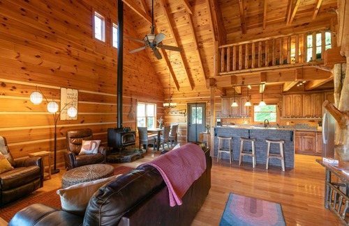 Hot Springs Cabin | Wondertree Mountain Cabin– Luxury 3BR Cabin with Outdoor Hot Tub, Hot Springs NC