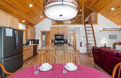 Leavenworth Apartment | Wood Haus - Course-Side Retreat