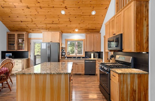 Leavenworth Apartment | Wood Haus - Course-Side Retreat