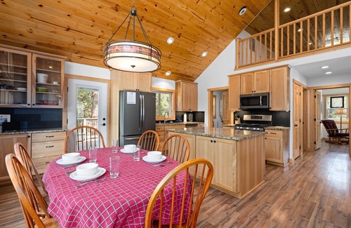Leavenworth Apartment | Wood Haus - Course-Side Retreat