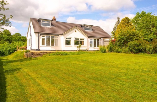 Bromsgrove House | Woodbury: Country house, stunning views & hot tub