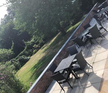 Hooton Hotel | Woodcote Hotel