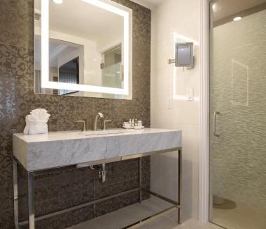 West San Jose Hotel | Woodcrest Hotel Cupertino
