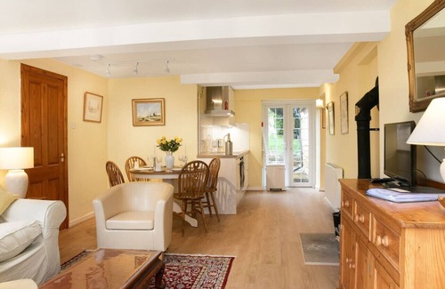 Nether Worton House | Woodcutter's Cottage - Peaceful Country Retreat