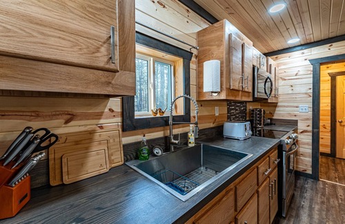 Hico Cabin | Wooded Circle - Barrel sauna, hot tub, fire pit