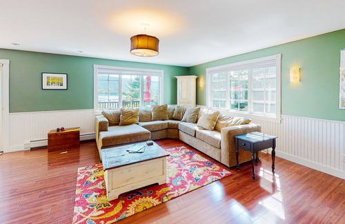 Hall Quarry House | Wooded hideaway with sound view, shared dock, fast WiFi, furnished deck, air tub