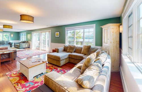 Hall Quarry House | Wooded hideaway with sound view, shared dock, fast WiFi, furnished deck, air tub