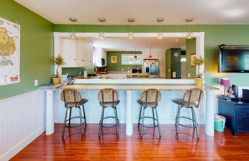 Hall Quarry House | Wooded hideaway with sound view, shared dock, fast WiFi, furnished deck, air tub