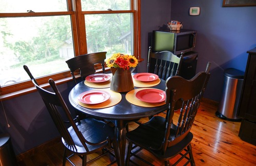 Grantville House | Wooded Way, an unbeatable and relaxing place.a half a mile from heaven.
