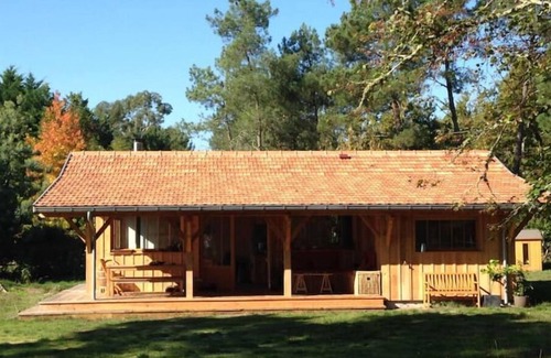 Vielle-Saint-Girons Ski Chalet | Wooden house at the Maisons Huraia between forest, lake and ocean