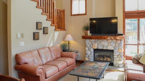 Sun Peaks House | Woodhaven #18 by Bear Country