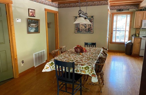 Murfreesboro House | Woodland Cabin Getaway