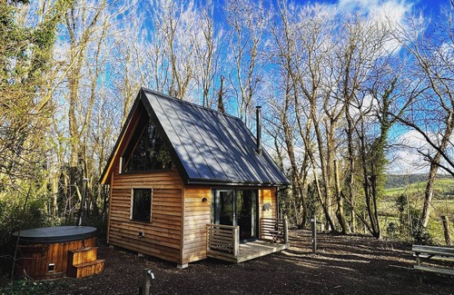Alfriston Cabin | Woodland Cabin Retreat in Alfriston - hot tub