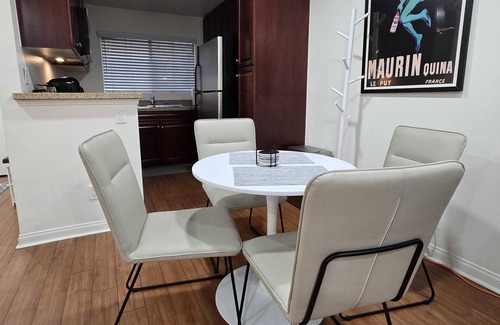 Woodland Hills Condo | Woodland Hill Condo with Pool, Gym, Free Parking