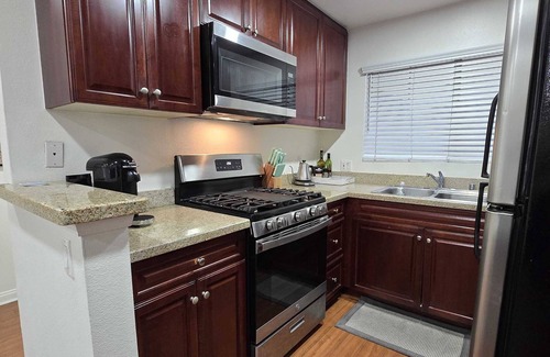 Woodland Hills Condo | Woodland Hill Condo with Pool, Gym, Free Parking