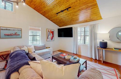Granite Shoals House | Woodland Hills Retreat