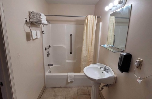 Niagara Falls Hotel | Woodland Inn